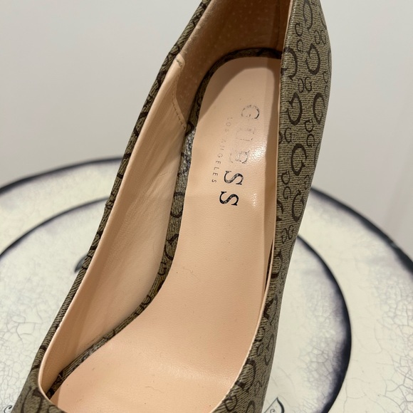 Guess wrapped heel platform pumps beige tan brown classic Guess logo print 5 1/2 - Picture 9 of 9